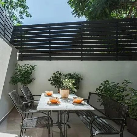 Apartment The Meta - Backyard Oasis With Rooftop Access
